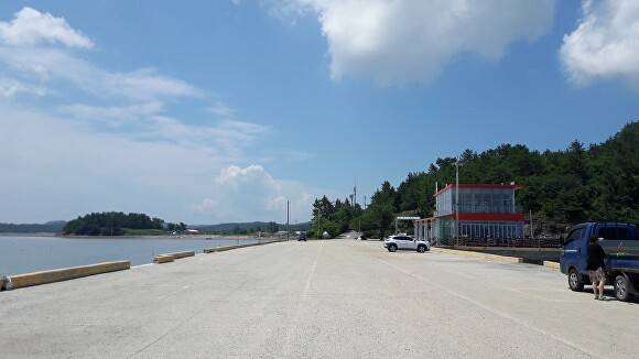 여객선이 사라져 추억의 항구로 전락한 팔금도 고산선착장 전경 [사진=서해해경청]