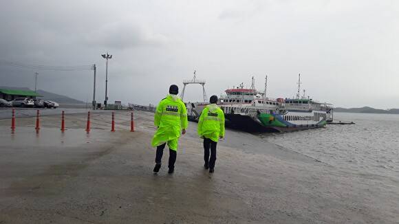 해안가를 순찰하고 있는 해양경찰 [사진=서해해경청]