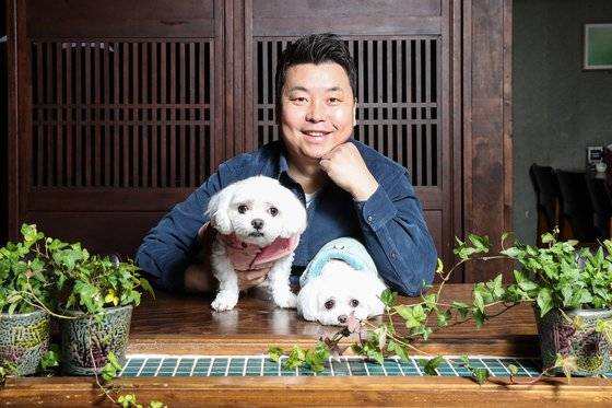 정호영 셰프와 그의 반려견 순이(오른쪽) 또깡이가 포즈를 취했다. 우상조 기자