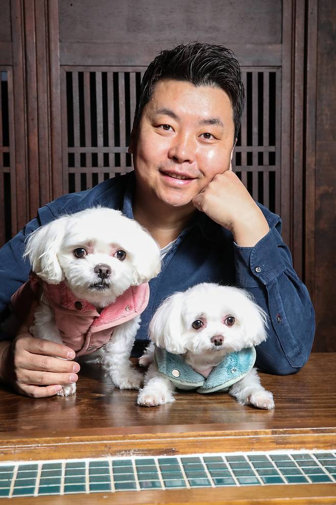 정호영 셰프와 또깡이 순이의 가족사진. 우상조 기자