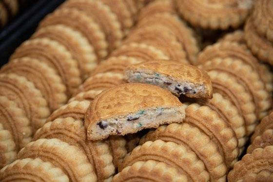 복래춘의 대표 과자인 팔보월병. 여덟 가지 재료를 넣고 구운 산둥식 월병이다.