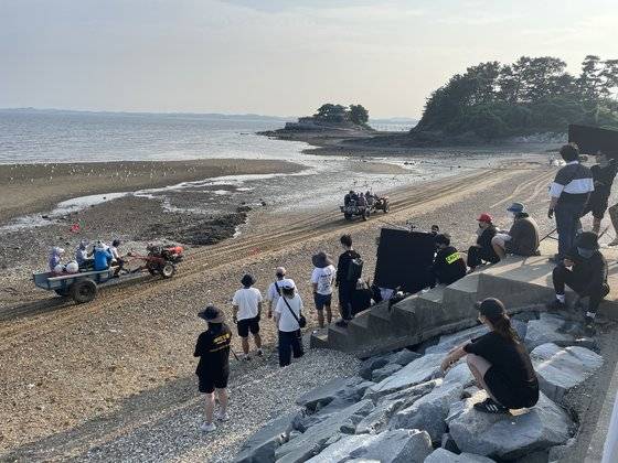 지난 달 서산 간월암 인근에서 지역 주민들과 ‘필 더 리듬 오브 코리아’ 제작진이 촬영을 진행하고 있다. [사진 최지훈]