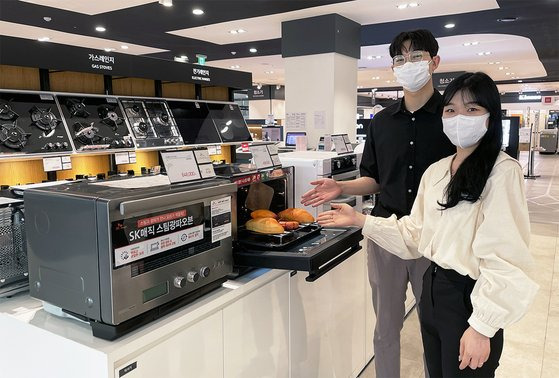 전기오븐을 살펴보는 전자랜드 방문객들. 연합뉴스