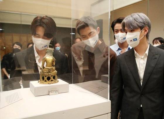 미래문화특사인 그룹 BTS(방탄소년단)가 20일(현지시각) 메트로폴리탄 미술관에서 한국실을 관람하고 있다. 연합뉴스