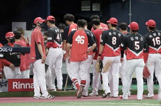 KIA 타이거즈가 프로답지 않은 주루와 수비로 패배를 자초했다. [IS포토]