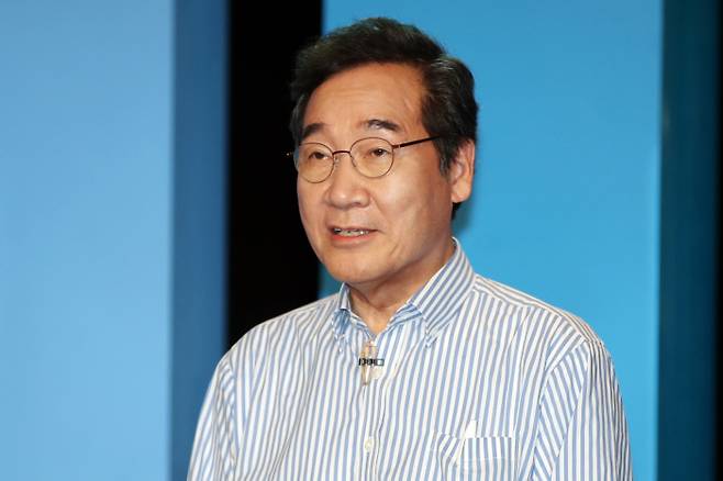 지난 19일 오후 광주 남구 광주MBC 공개홀에서 열린 더불어민주당 대선 후보자 토론회에서 이낙연 예비후보가 발언하고 있다. /연합뉴스