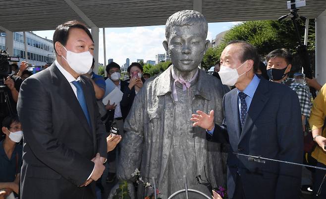 지난 3일 국민의힘 대선주자인 윤석열 전 검찰총장이 서울 종로구 청계천 전태일 다리에 있는 전태일 열사 동상을 찾아 대화하고 있다. 윤 전 총장은 ‘주 120시간 노동’, ‘손발 노동은 아프리카나 하는 것’ 등 발언으로 논란이 됐다. 국회사진기자단