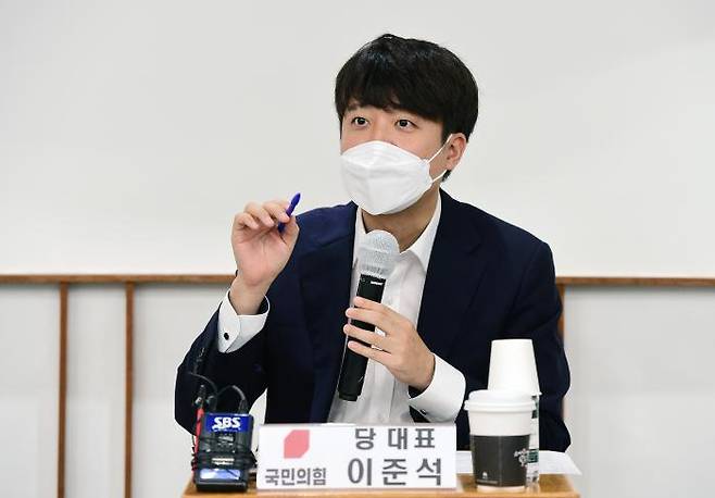 이준석 국민의힘 대표가 지난 15일 서울 여의도 한 카페에서 열린 국민의힘 초선의원 공부모임 \'명불허전 보수다 시즌5\'에서 강연을 하고 있다./국회사진기자단