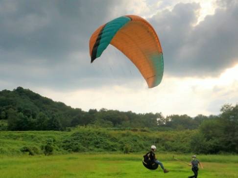 숙련된 패러글라이딩 동호인이 착지하는 모습.