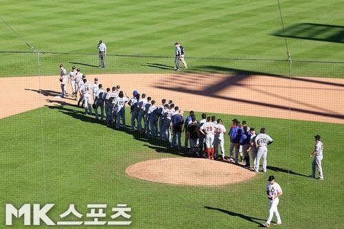 사진은 지난 2015년 애리조나 가을리그에서 경기가 끝난 선수들이 하이파이브를 나누는 모습. 사진= MK스포츠 DB
