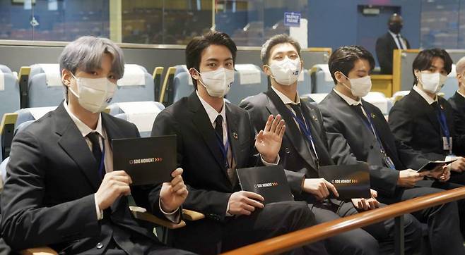 [뉴욕=뉴시스] 김진아 기자 = 그룹 BTS가 20일(현지시간) 미국 뉴욕 유엔본부 총회장에서 열린 제2차 SDG Moment(지속가능발전목표 고위급회의) 개회식에 참석해 있다. 왼쪽부터 슈가, 진, RM, 정국, 지민. 2021.09.20.