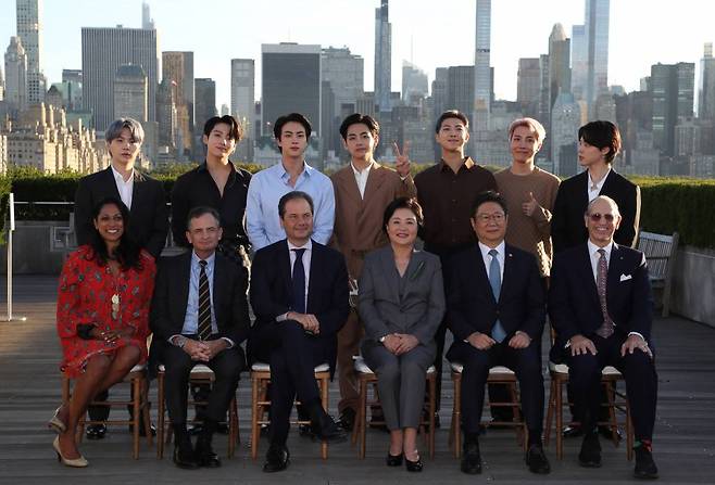 [뉴욕=뉴시스] 김진아 기자 = 문재인 대통령과 UN총회 참석차 뉴욕을 방문한 김정숙 여사가 20일(현지시간) 메트로폴리탄 미술관에서 황희 문화체육관광부장관, 미래문화특사인 그룹 BTS(방탄소년단)와 한국실 개관 기념식을 마친 후 기념촬영을 하고 있다. 2021.09.21.