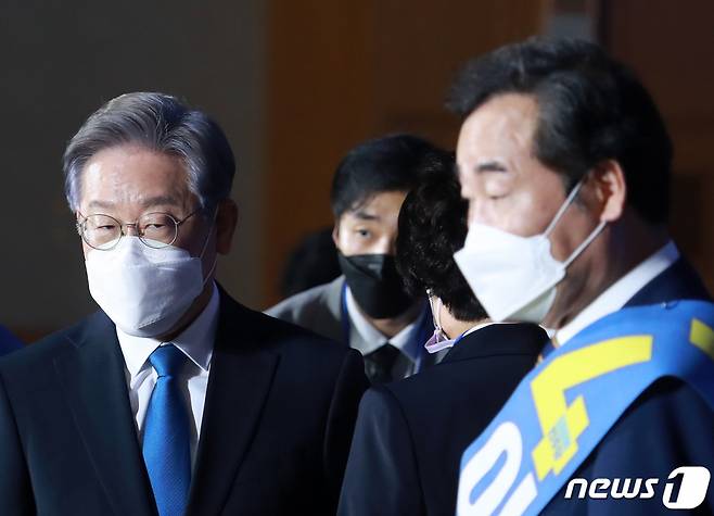 12일 오후 강원 원주시 오크밸리리조트 컨벤션홀에서 열린 더불어민주당 제20대 대통령선거 후보자 선출을 위한 강원 합동연설회(1차 슈퍼위크)에서 이재명, 이낙연 후보가 행사장을 나서고 있다./사진=뉴스1