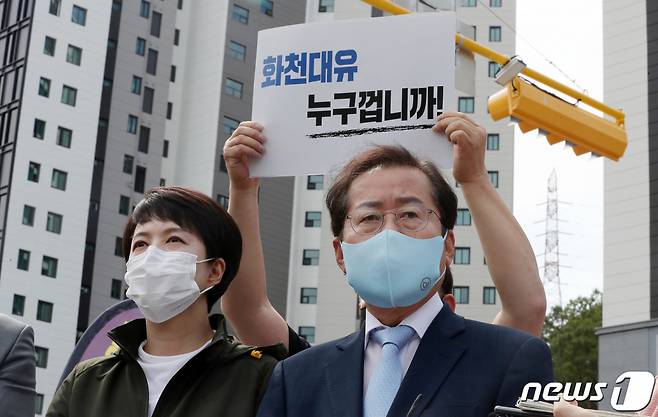 홍준표 국민의힘 대선 경선후보가 20일 오전 경기도 성남시 대장동 대장지구를 방문해 개발현장을 살펴보며 발언을 하고 있다./사진=뉴스1