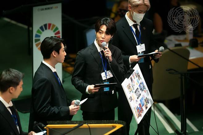 그룹 BTS(방탄소년단) 지민이 20일(현지시각) 뉴욕 유엔본부 총회장에서 열린 제2차 SDG Moment(지속가능발전목표 고위급회의) 개회식에서 발언하고 있다. [연합]