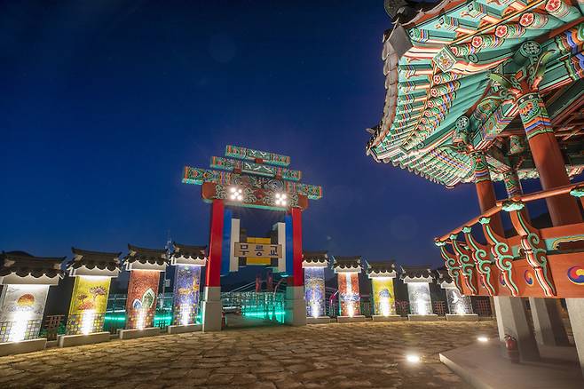 [산청=뉴시스] 산청 동의보감촌 무릉교 야경. *재판매 및 DB 금지