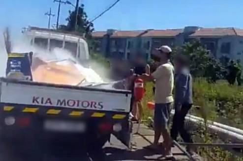 [부산=뉴시스] 추석 연휴 제주도 친적집을 방문해 차량화재 진압에 나선 부산의 소방관. *재판매 및 DB 금지