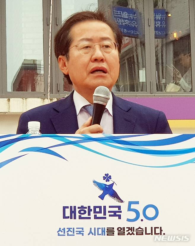 [대구=뉴시스] 정창오 기자=국민의힘 대선주자인 홍준표 의원이 13일 오후 대구시 중구 동성로 대구백화점 앞 광장에서 'TK 재도약 5대 공약'을 발표하는 기자회견을 열고 있다. 2021.09.13. jco@newsis.com