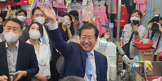 [서울=뉴시스] 전신 기자 = 국민의힘 대권주자인 홍준표 의원이 10일 대구 서문시장을 방문해 지지자들을 향해 손을 흔들고 있다. (사진=홍준표 캠프 제공) 2021.09.10. photo@newsis.com *재판매 및 DB 금지