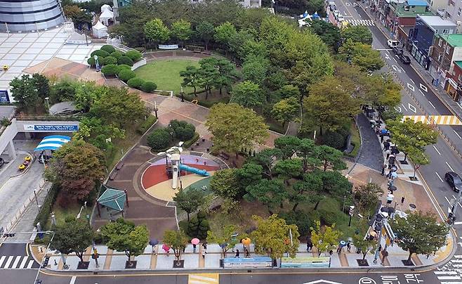 [부산=뉴시스] 추석날인 21일 오전 부산 남구 보건소 선별진료소에서 시민들이 코로나19 진단검사를 받기 위해 길게 줄을 선 채 자신의 차례를 기다리고 있다. 2021.09.21. (사진=독자 제공). photo@newsis.com   *재판매 및 DB 금지