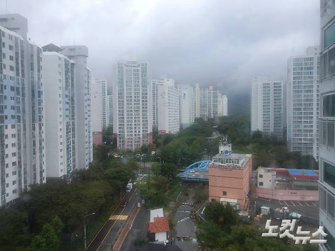 추석인 21일 오전 부산지역은 구름이 끼고 비가 내리는 가운데,부산권 고속도로는 대체로 원활한 소통을 보이고 있다. 조선영 기자