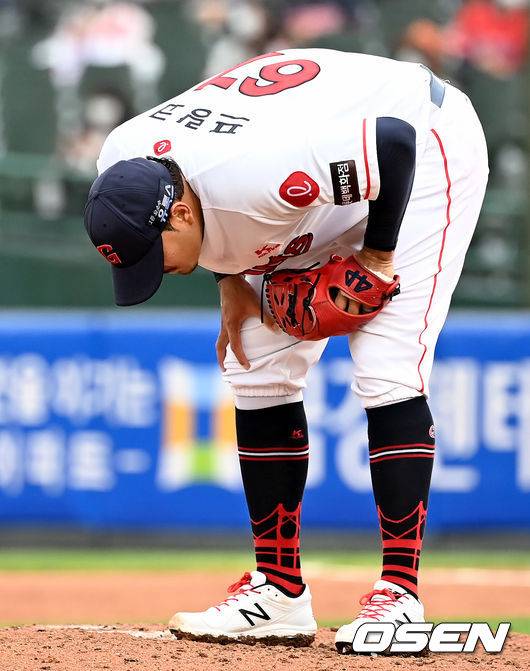 [OSEN=부산, 김성락 기자] 21일 오후 부산 사직야구장에서 ‘2021 신한은행 SOL KBO리그’ 롯데 자이언츠와 삼성 라이온즈의 경기가 열렸다. 5회초 무사 1루 롯데 선발 프랑코가 삼성 김동엽에게 2점 홈런을 허용, 아쉬워하고 있다. 2021.09.21 /ksl0919@osen.co.kr