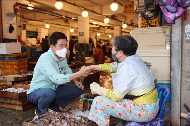 ▲이강덕 포항시장이 추석을 하루 앞둔 20일 새벽 죽도시장을 찾아 상인들과 이야기를 나누고 있다.ⓒ포항시 제공