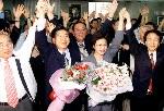 1998년 7월 21일 종로 보궐선거에서 당선이 확실시되자 지지자들과 함께 손을 치켜들며 기뻐하고 있는 노무현 의원.서울신문DB