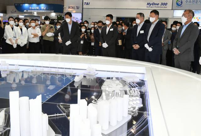 정기선(앞줄 왼쪽) 현대중공업그룹 부사장과 수소모빌리티+쇼에 참가한 기업 대표들이 지난 8일 현대중공업그룹 ‘수소 드림 2030’ 전시관 내 디오라마를 둘러보고 있다./고양=연합뉴스