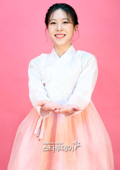 고운 미모와 한복이 잘 어울리는 배우 이서는 `더 로드`가 "예쁜 첫 걸음으로 남을 것 같다"고 밝혔다. 사진 | 유용석 기자