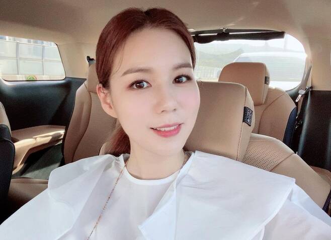 Actor Park Si-eun delivered Chuseok greetings to the heavenly beautiful look.On the 21st, Park Si-eun posted a picture on his Instagram with an article entitled Send a good holiday ~ # Happy Chuseok.In the photo, Park Si-eun showed off her angelic visuals in a car white top, which attracted attention with her flawless skin and pretty features without pores.In the appearance of Park Si-eun, who boasted beautiful looks even in a car without any lighting, fans sent a reply to the comment such as It is so beautiful, It is always happy, It is always one and Park Si-eun marriages Jin Tae-hyun in 2015 and publicly adopted her college daughter, Park Davida, in 2019.