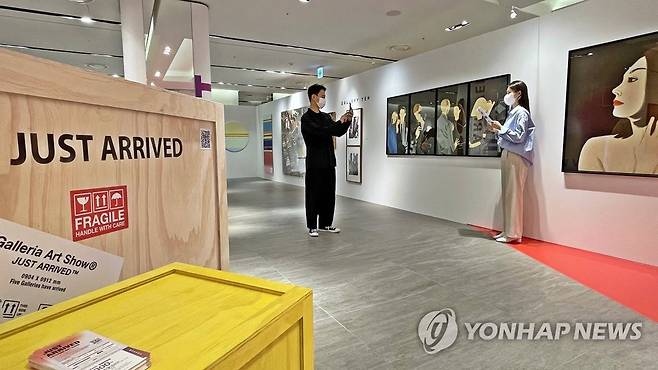 갤러리아, '저스트 어라이브드'서 갤러리 작품 전시 (서울=연합뉴스) 갤러리아백화점이 서울 명품관에서 '저스트 어라이브드'라는 타이틀로 다수의 갤러리 작품을 전시 및 판매한다고 9일 밝혔다. 사진은 저스트 어라이브드 전시 작품을 관람하는 방문객. 2021.9.9 
    [갤러리아 제공. 재판매 및 DB 금지] photo@yna.co.kr
