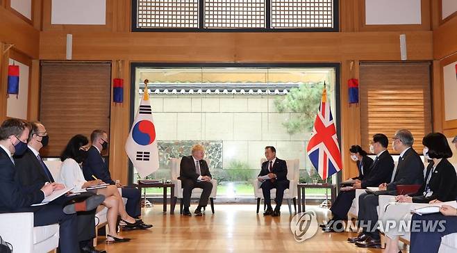 발언하는 문재인 대통령 (뉴욕=연합뉴스) 최재구 기자 = 문재인 대통령이 20일(현지시각) 뉴욕 주유엔대표부 양자회담장에서 열린 보리스 존슨 영국총리와의 한·영 정상회담에서 발언하고 있다.  2021.9.21 jjaeck9@yna.co.kr