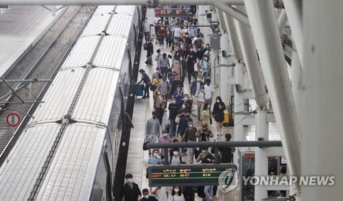 추석 귀경 시작  추석 귀경 시작
    (서울=연합뉴스) 김인철 기자 = 추석 당일인 21일 서울역에서 시민들이 열차로 귀경하고 있다. 2021.9.21
    yatoya@yna.co.kr