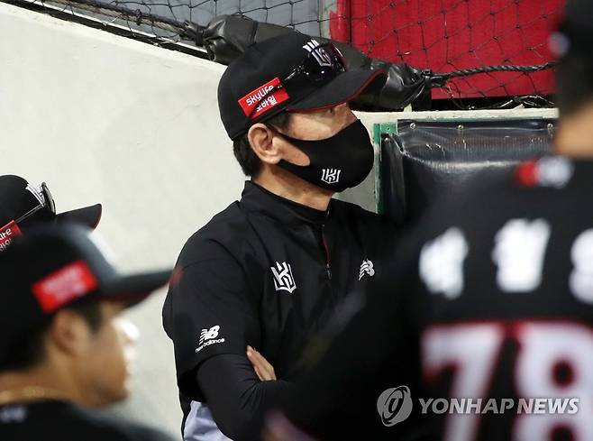 경기 지켜보는 이강철 감독 [연합뉴스 자료사진]