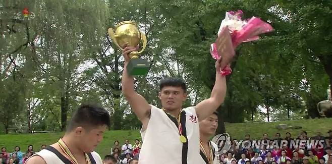 북한 TV, 추석 당일 씨름대회 녹화중계 북한 조선중앙TV가 지난 2018년 추석 당일인 9월 24일 중계한 '대황소상 전국민족씨름경기' 녹화 방송 모습. [연합뉴스 자료사진]
    [국내에서만 사용가능. 재배포 금지. For Use Only in the Republic of Korea. No Redistribution]