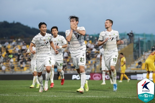 송민규의 결승 골에 기뻐하는 전북 선수들 [한국프로축구연맹 제공. 재판매 및 DB 금지]