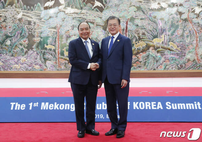 문재인 대통령(오른쪽)과 응우옌 쑤언 푹 베트남 주석 2019.11.27/뉴스1