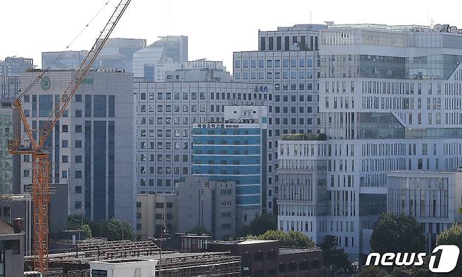 정부가 도심 주택 공급을 확대하기 위한 비아파트 면적 기준, 분양가 상한제 등의 규제 완화를 예고했다. 홍남기 부총리 겸 기획재정부 장관은 15일 정부서울청사에서 제30차 부동산시장 점검 관계장관회의를 열고 "도심주택 공급 활성화를 위해 비아파트에 대한 면적기준, 바닥난방 등 불요불급한 규제를 과감하게 완화하겠다＂고 밝혔다. 사진은 서울 시내의 오피스텔 밀집 지역 모습. 2021.9.15/뉴스1 © News1 임세영 기자