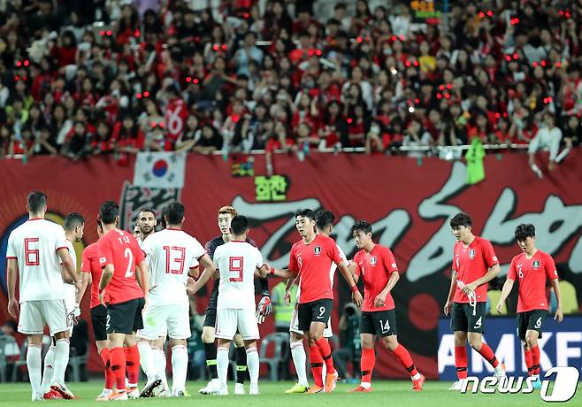 축구대표팀 선수들이 11일 오후 서울 마포구 서울월드컵경기장에서 열린 축구 국가대표팀 평가진 한국과 이란의 경기를 1-1 무승부로 마친 뒤 아쉬워하고 있다. 2019.6.11/뉴스1 © News1 오대일 기자