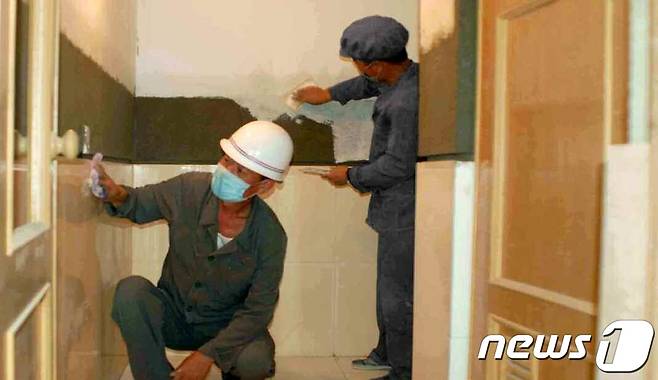 (평양 노동신문=뉴스1) = 북한 노동당 기관지 노동신문은 22일 올해 막대한 수해를 입은 함경남도 신흥군 피해복구 현장을 조명하며 "사상과 단결, 사랑의 힘으로 승리의 날을 앞당겨가고 있다＂고 보도했다. [국내에서만 사용가능. 재배포 금지. DB 금지. For Use Only in the Republic of Korea. Redistribution Prohibited] rodongphoto@news1.kr