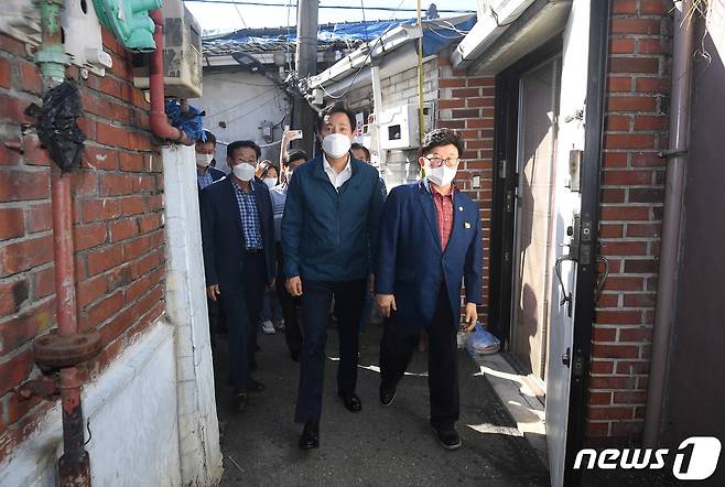 오세훈 서울시장이 14일 오후 서울 관악구 신림1재정비촉진구역을 방문해 현장을 살펴보고 있다. 관악구 신림1구역 재개발 사업이 '신속통합기획'으로 이름을 바꾼 공공기획 적용으로 사업에 속도를 낸다. 2021.9.14/뉴스1 © News1 신웅수 기자