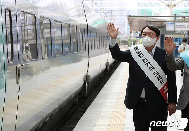 윤석열 국민의힘 대선 경선 후보가 9월19일 오전 서울 중구 봉래동 서울역에서 고향을 찾는 사람들에게 명절인사를 하고 있다. 2021.9.19/뉴스1 © News1 박정호 기자