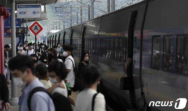 추석 연휴 마지막 날인 22일 오후 KTX울산역에서 귀경객들이 플랫폼을 빠져나가고 있다. 2021.9.22/뉴스1 © News1 윤일지 기자
