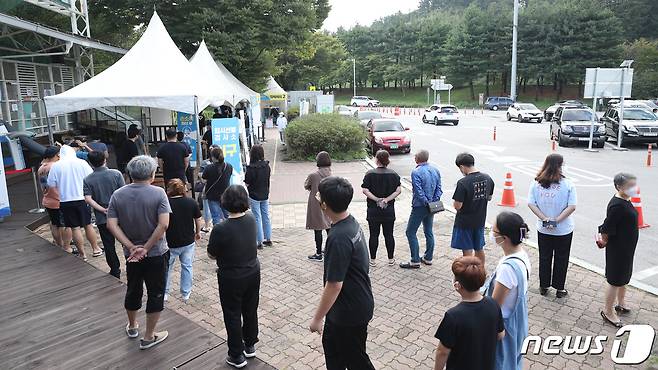 추석 연휴 마지막 날인 22일 오전 경기도 용인시 처인구 영동고속도로 용인휴게소(인천방향)에 설치된 임시선별검사소에서 시민들이 신종 코로나바이러스 감염증(코로나19) 검체 검사를 받기위해 줄을 서고 있다. 2021.9.22/뉴스1 © News1 김영운 기자