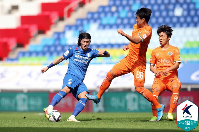 수원 김태환(왼쪽에서 첫 번째)이 21일 강원전에서 오른발 슛을 시도하고 있다. 제공 | 한국프로축구연맹