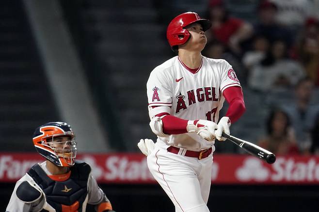LA 에인절스 오타니 쇼헤이가 22일(한국시각) 휴스턴 애스트로스전에서 8회말 우중간 솔로홈런을 터뜨린 뒤 타구를 바라보고 있다. AP연합뉴스