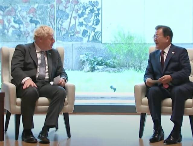 우리나라와 영국이 백신 협력을 통해 화이자 백신 100만 회분이 국내에 도입된다. 사진은 21일(현지시간) 보리스 존슨 영국 총리와 정상회담 중인 문재인 대통령의 모습. (사진=청와대)