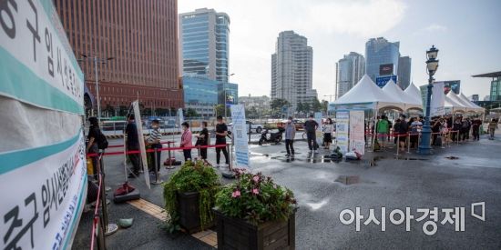 추석 연휴 마지막날인 22일 서울역 광장에 마련된 임시선별검사소를 찾은 귀성객 및 시민들이 검사를 받기 위해 대기하고 있다./강진형 기자aymsdream@