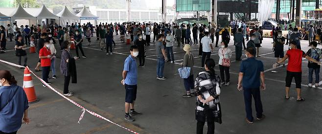 9월22일 오전 서울 송파구 가락시장에 설치된 선별진료소에서 시민들이 검사를 받기 위해 대기하고 있다. 2021.09.22./뉴시스